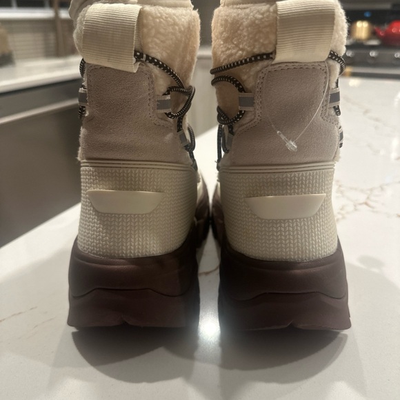 Hunter Cream and Brown Winter Boots - Picture 9 of 11